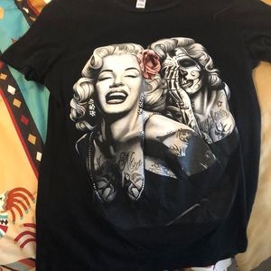 Black shirt Marilyn Monroe